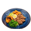 Poke Bowl mit gekochtem Rindfleisch und scharfer Sauce